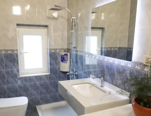 Tirane, jepet me qera zyre Kati 4, 80 m² 650 € (rruga e kavajes)