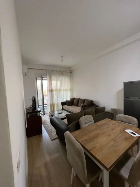 Tirane, jepet me qera apartament 1+1 Kati 6, 65 m² 500 € (Ish Fusha Aviacionit)