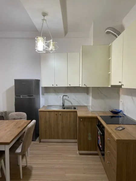 Tirane, jepet me qera apartament 1+1 Kati 6, 65 m² 500 € (Ish Fusha Aviacionit)