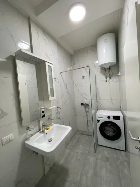 Tirane, jepet me qera apartament 1+1 Kati 6, 65 m² 500 € (Ish Fusha Aviacionit)