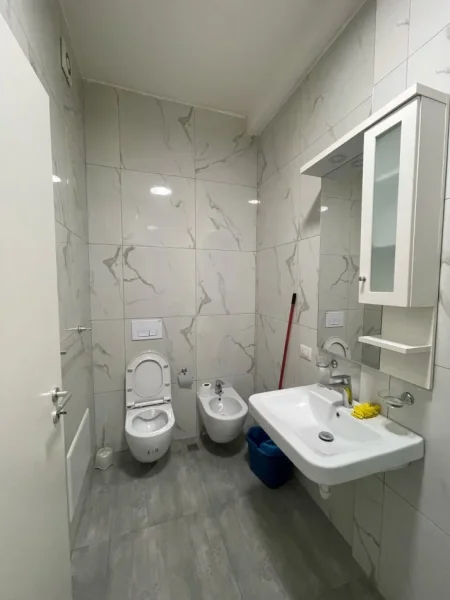 Tirane, jepet me qera apartament 1+1 Kati 6, 65 m² 500 € (Ish Fusha Aviacionit)