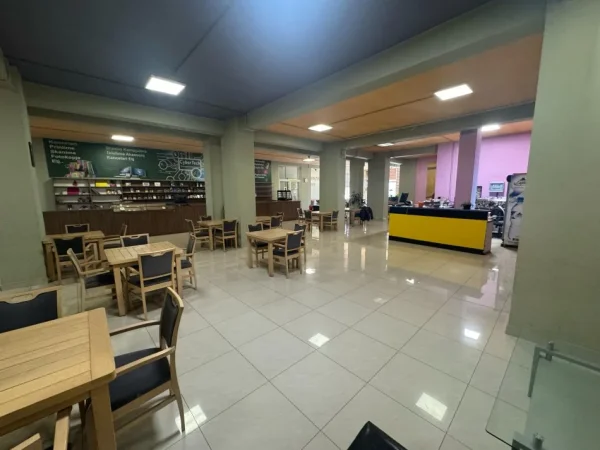 Tirane, jepet me qera bar-kafe Kati 0, 523 m² 2.000 € (Kthesa e Kamzes)