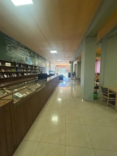 Tirane, jepet me qera bar-kafe Kati 0, 523 m² 2.000 € (Kthesa e Kamzes)