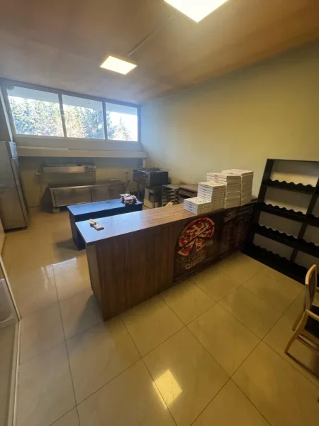 Tirane, jepet me qera bar-kafe Kati 0, 523 m² 2.000 € (Kthesa e Kamzes)