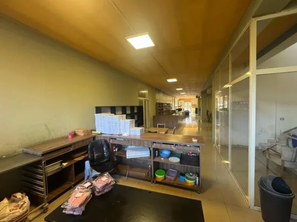 Tirane, jepet me qera bar-kafe Kati 0, 523 m² 2.000 € (Kthesa e Kamzes)