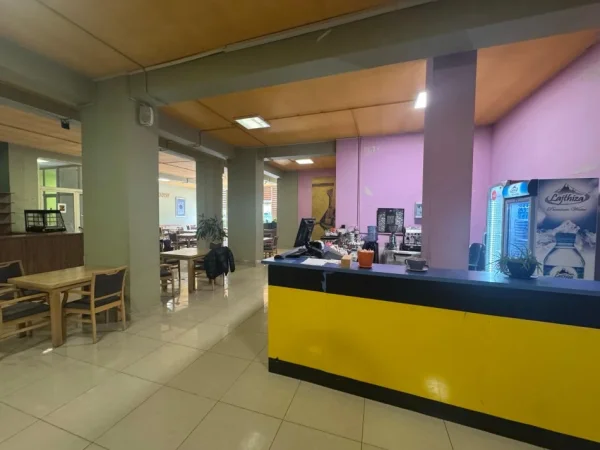 Tirane, jepet me qera bar-kafe Kati 0, 523 m² 2.000 € (Kthesa e Kamzes)