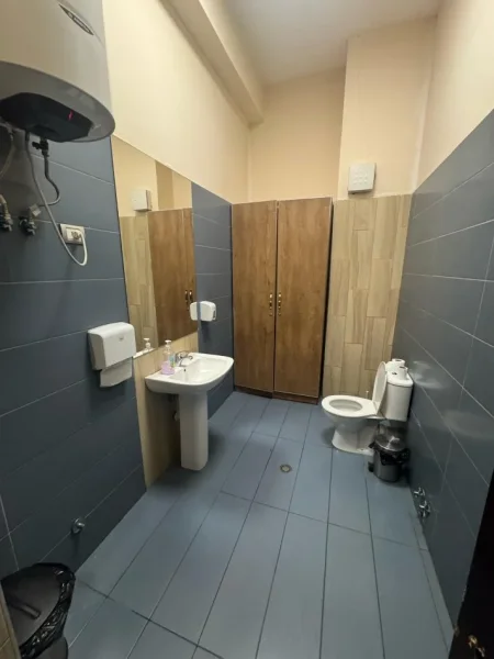 Tirane, jepet me qera bar-kafe Kati 0, 523 m² 2.000 € (Kthesa e Kamzes)