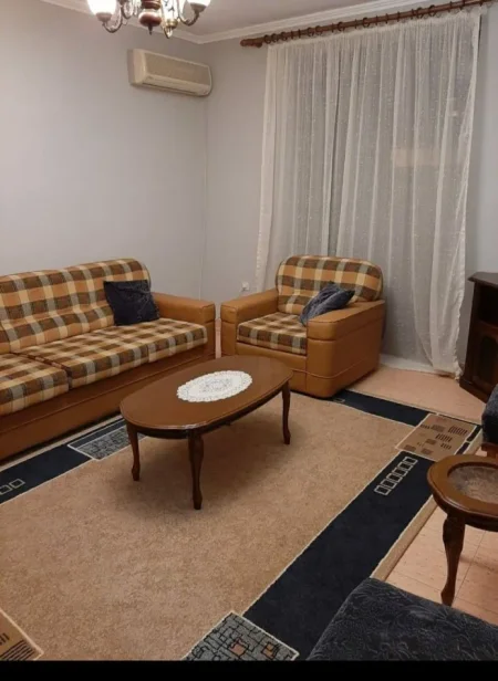 Tirane, jepet me qera zyre Kati 1, 68 m² 700 € (Sheshi Willson)