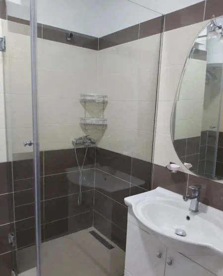 Tirane, jepet me qera apartament 2+1+Ballkon Kati 3, 85 m² 600 € (rruga Bill Klinton)
