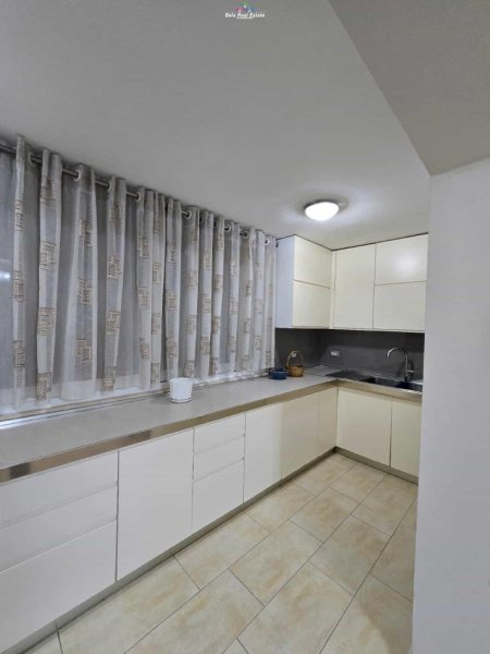Tirane, jepet me qera apartament 1+1+Ballkon Kati 4, 70 m² 550 € (vasil shanto)