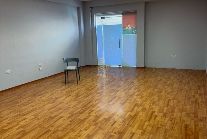Tirane, jepet me qera ambjent biznesi Kati 0, 200 m² 2.000 € (Rruga Bill Klinton)