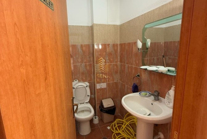 Tirane, jepet me qera ambjent biznesi Kati 0, 200 m² 2.000 € (Rruga Bill Klinton)
