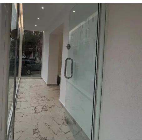 Dyqan me qera te 21 Dhjetori ,prane Rruges te Kavajes