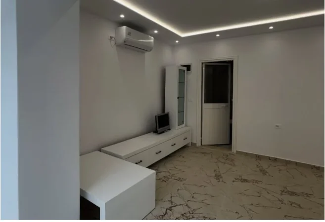 Dyqan me qera te 21 Dhjetori ,prane Rruges te Kavajes