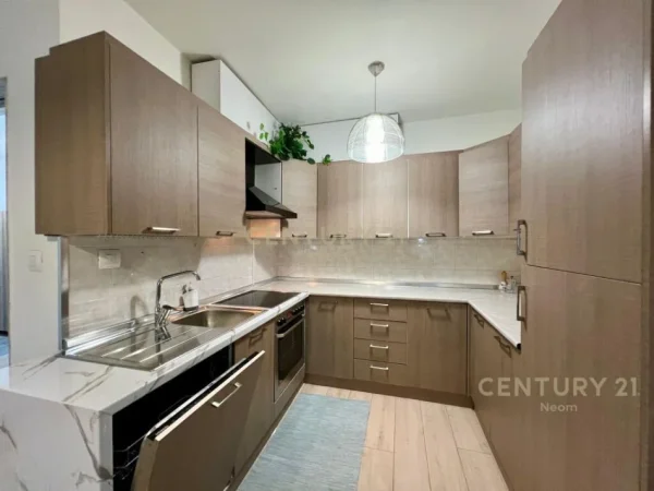 Tirane, jap me qera apartament 2+1+2+ 2 POST PARKIMI , 120 m² 850 € (Komuna e Parisit)