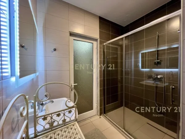 Tirane, jap me qera apartament 2+1+2+ 2 POST PARKIMI , 120 m² 850 € (Komuna e Parisit)