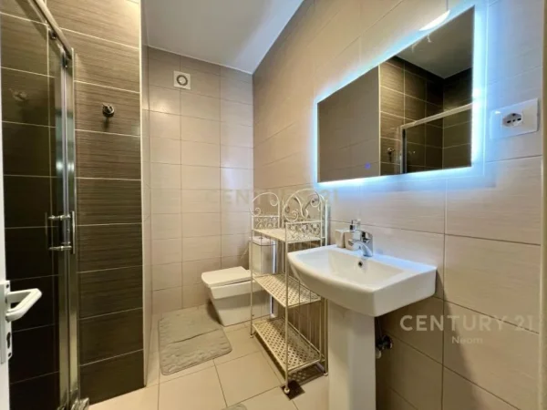 Tirane, jap me qera apartament 2+1+2+ 2 POST PARKIMI , 120 m² 850 € (Komuna e Parisit)