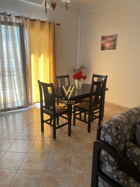 Tirane, jepet me qera apartament 3+1+Ballkon Kati 2, 130 m² 500 € (SELITE)
