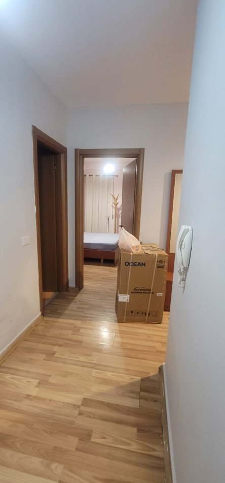 Tirane, jepet me qera apartament 2+1+Ballkon Kati 2, 90 m² 550 € (Ne fillim te rrugesJordan Misja tek Gener 2 ( prapa gjykates se larte ))