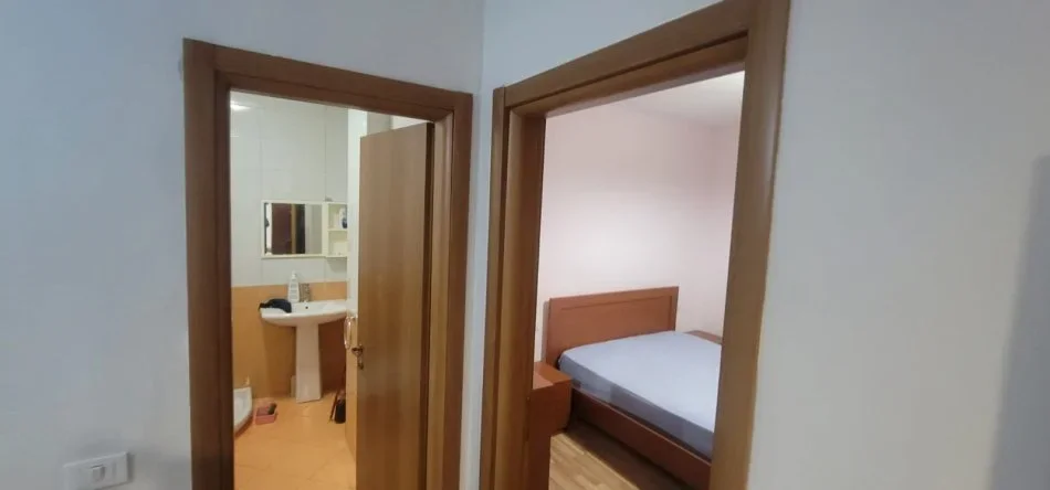 Tirane, jepet me qera apartament 2+1+Ballkon Kati 2, 90 m² 550 € (Ne fillim te rrugesJordan Misja tek Gener 2 ( prapa gjykates se larte ))