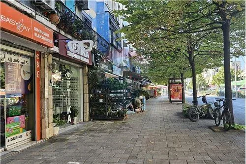Tirane, shitet dyqan Kati 0, 52 m² 300.000 € (RR.Bardhyl)