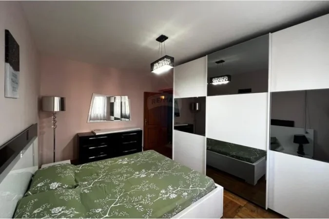 Tirane, jepet me qera apartament 2+1+Ballkon Kati 4, 70 m² 470 € (Stacioni i Trenit)
