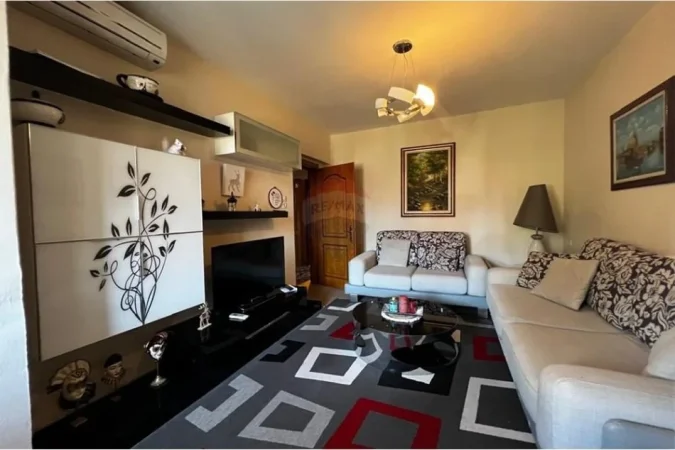 Tirane, jepet me qera apartament 2+1+Ballkon Kati 4, 70 m² 470 € (Stacioni i Trenit)