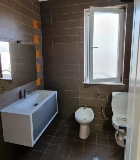 Tirane, shitet apartament 2+1 Kati 4, 102 m² 250.000 € (Liqeni i Thate)