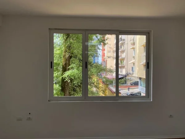 Tirane, jepet me qera zyre Kati 2, 100 m² 750 € (Rruga e Elbasanit , prapa ambasades amerikane)