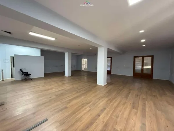 Tirane, jepet me qera zyre Kati 3, 200 m² 1.000 € (materniteti i ri)