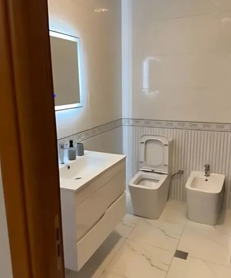 Tirane, jepet me qera apartament 2+1 Kati 5, 85 m² 700 € (Myslym Shyri)