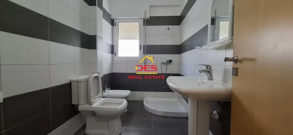 Vlore, shitet apartament 2+1+Ballkon Kati 5, 114 m² 148.000 € (Rruga Hasan Kushta)