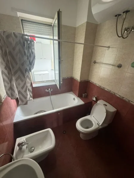 Tirane, shitet apartament 3+1+Ballkon , 140 m² (Komuna e parisit)