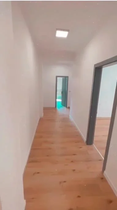 Tirane, jepet me qera zyre Kati 4, 120 m² 1.200 € (Rruga Brigada VIII)