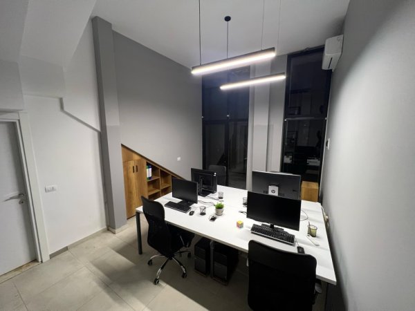 Tirane, jepet me qera zyre , 25 m² 300 € (Kompleksi Star, Ish Parku, Rruga Ndre Mjeda.)