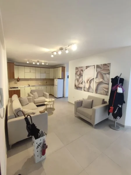 Tirane, jepet me qera 2+1+Ballkon Kati 4, 700 € (Rruga : Nikolla Jorga)