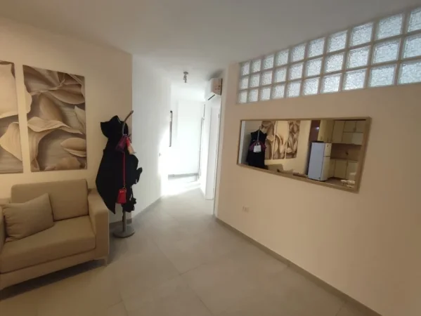 Tirane, jepet me qera 2+1+Ballkon Kati 4, 700 € (Rruga : Nikolla Jorga)