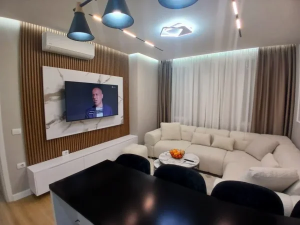 Tirane, jepet me qera apartament 2+1 Kati 1, 80 m² 650 € (Ish Fusha e Aviacionit)