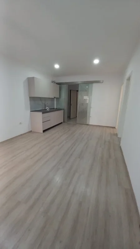 Tirane, jepet me qera apartament 2+1+Ballkon Kati 3, 85 m² 350 € (Prane Bar Oslo, Astir)