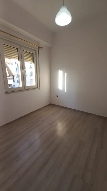 Tirane, jepet me qera apartament 2+1+Ballkon Kati 3, 85 m² 350 € (Prane Bar Oslo, Astir)