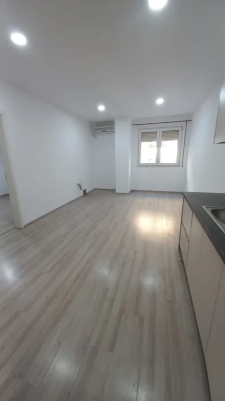 Tirane, jepet me qera apartament 2+1+Ballkon Kati 3, 85 m² 350 € (Prane Bar Oslo, Astir)