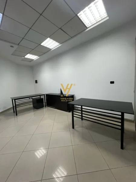 Tirane, jepet me qera Kati 1, 30 m² 500 € (KULLAT BINJAKE)