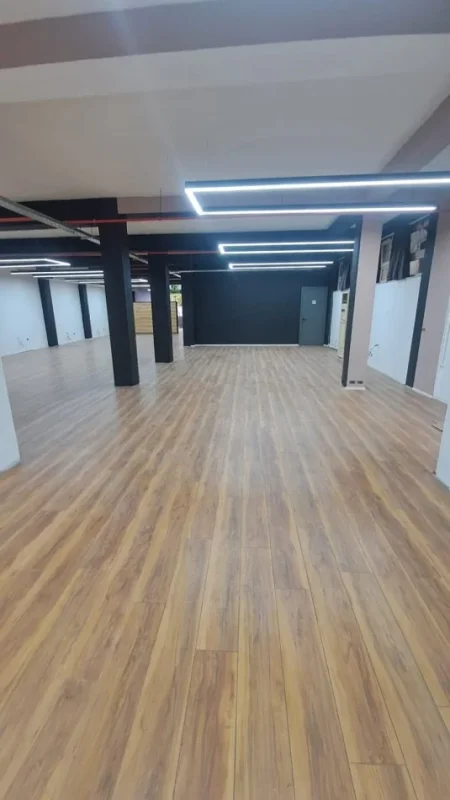 Tek 21 dhjetori jepet me qera ambjent 300 m2