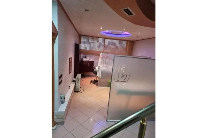 Tirane, shitet dyqan Kati 0, 148 m² 450.000 € (Rr. e Durresit)