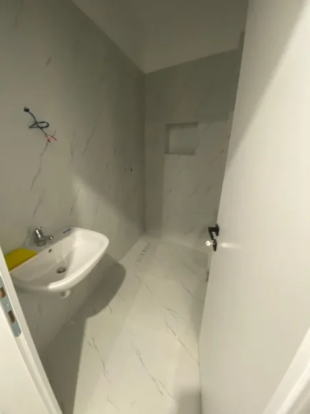 Tirane, jepet me qera ambjent biznesi Kati 1, 75 m² 400 € (Fusha e Aviacionit)