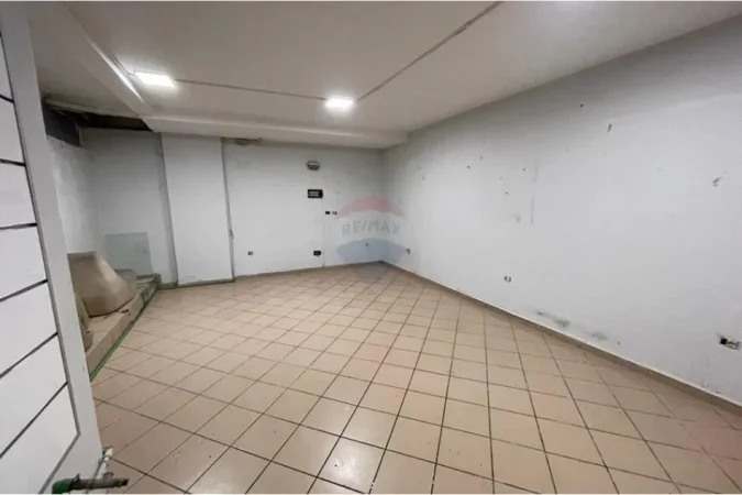 Tirane, shitet dyqan Kati 0, 20 m² (Rr Irfan Tomini)