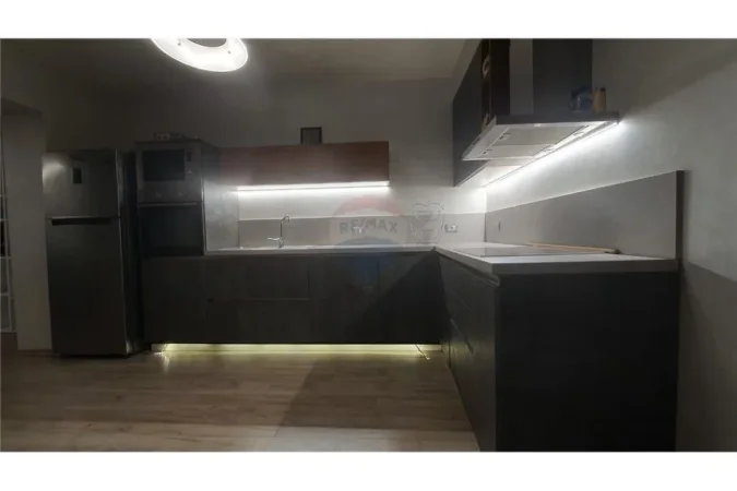 shitet , 72 m² 220.000 € (Shitet apartament 1+1 ne Myslym Shyri)
