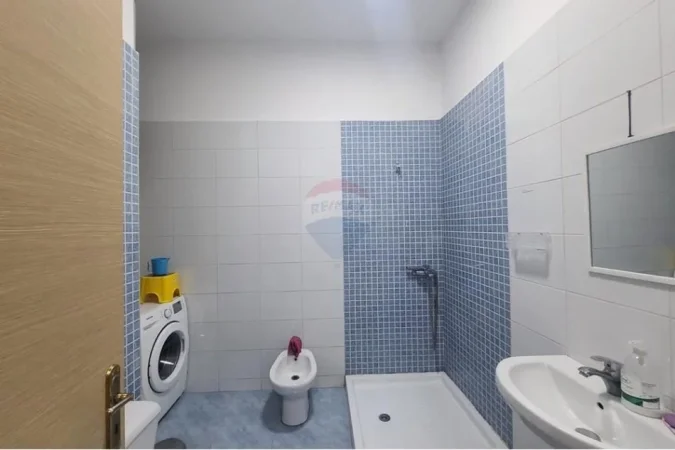 Tirane, jepet me qera apartament 1+1 Kati 9, 85 m² 400 € (Astir)