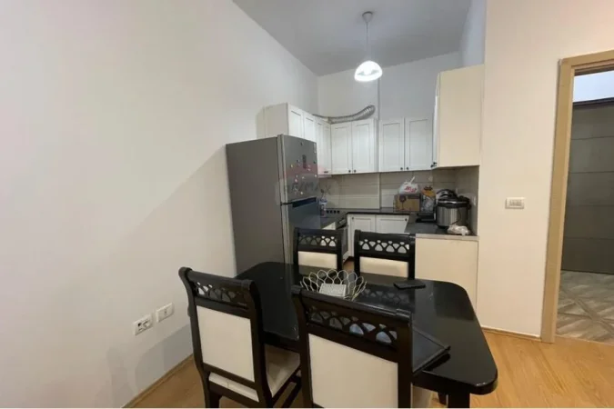 Tirane, jepet me qera apartament 1+1 Kati 9, 85 m² 400 € (Astir)