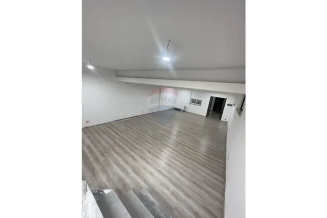 Tirane, jepet me qera dyqan Kati 0, 108 m² 700 € (Qendër)